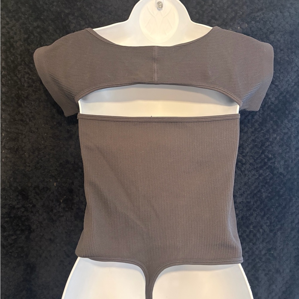 Pretty Little Thing Charcoal Rib Cut Out Short Sleeve Bodysuit - Picture 6 of 7